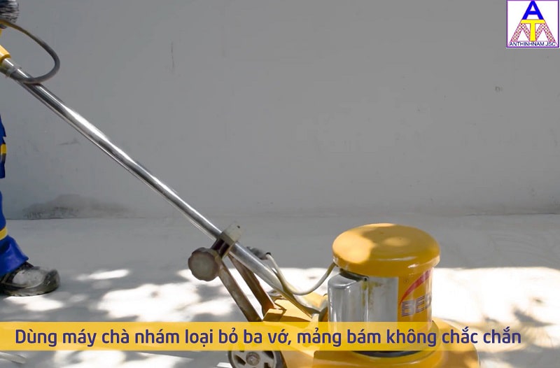 Dùng máy chà nhám loại bỏ ba vớ, mảng bám không chắc chắn